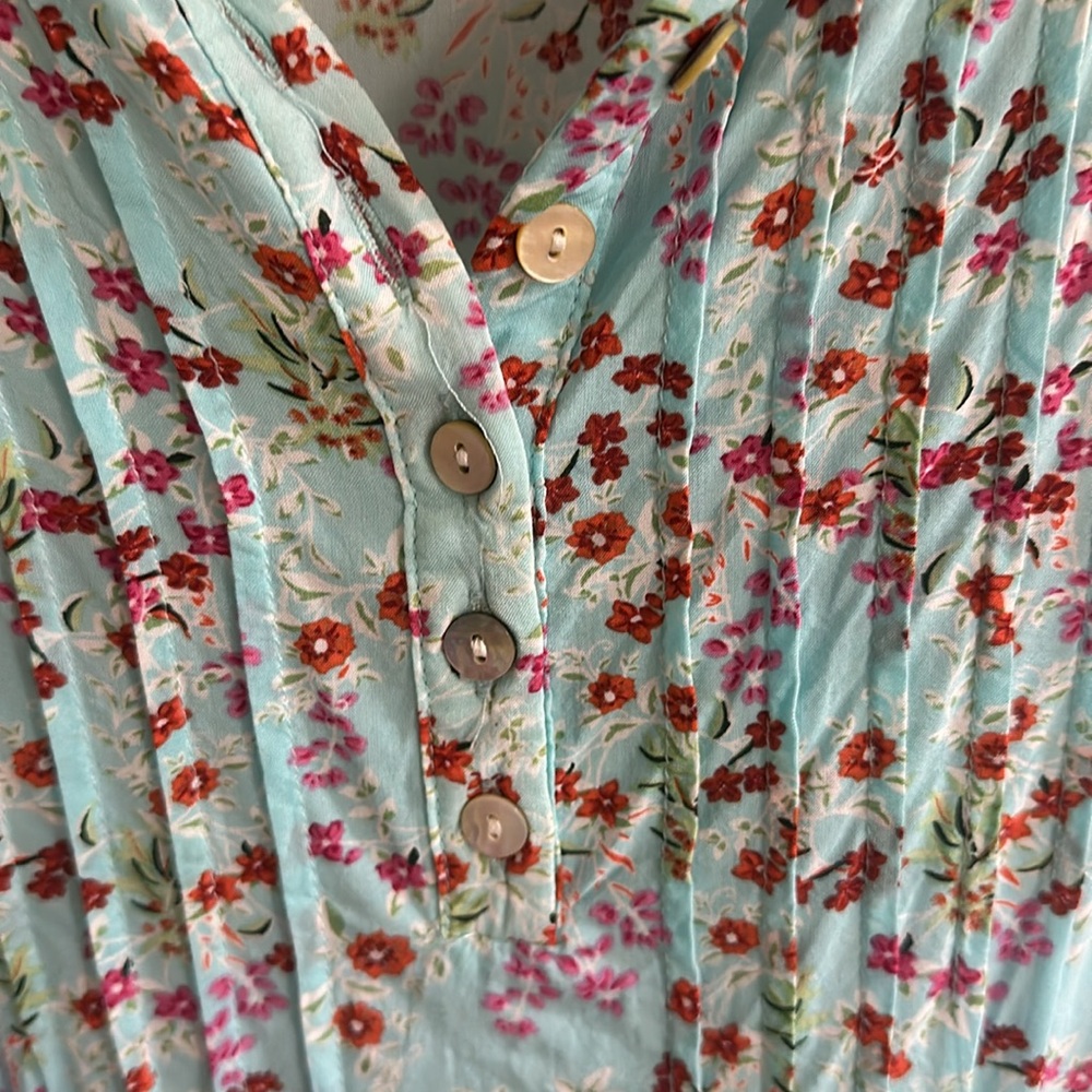 Woman’s top - Picture 2 of 3